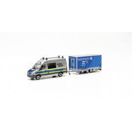 herpa - Mercedes-Benz Sprinter `13 Halbbus mit Anhänger Polizei Bayern   Schwaben Nord