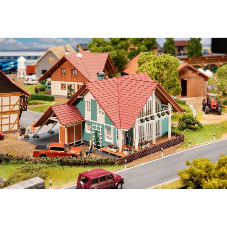 FALLER H0 Wohnhaus mit Carport