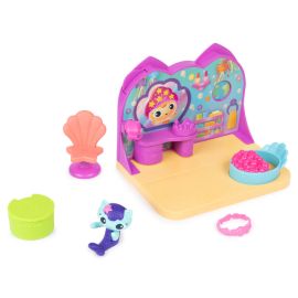Gabby s Dollhouse Deluxe Room Spielset, Wellness Raum mit Meerkätzchen (engl. MerCat), Möbelstücken und thematischem Z
