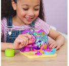 Gabby s Dollhouse Deluxe Room Spielset, Wellness Raum mit Meerkätzchen (engl. MerCat), Möbelstücken und thematischem Z