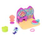 Gabby s Dollhouse Deluxe Room Spielset, Wellness Raum mit Meerkätzchen (engl. MerCat), Möbelstücken und thematischem Z