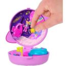 Polly Pocket Planet Polly-Schatulle, Spielset mit 1 Minipuppe und Hündchen, Reisespielzeug mit passendem Zubehör