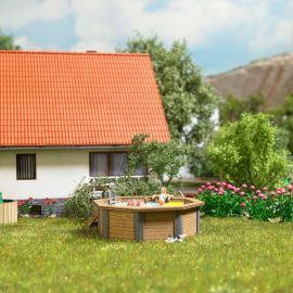 BUSCH H0 Gartenpool mit Familie