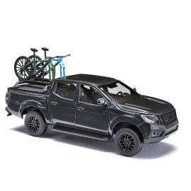 BUSCH Nissan Navara mit zwei Bikes