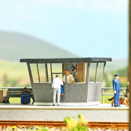 BUSCH H0 Bahnsteigkiosk+C3