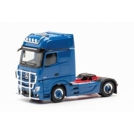 herpa - Mercedes-Benz Actros Gigaspace Solozugmaschine 2achs mit Lampenbügel und Rammschutz, enzianblau
