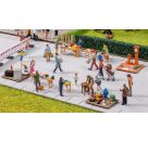 NOCH H0 Figuren-Themenwelt Flohmarkt Inhalt: 4 Kunden, 1 Verkäufer sitzend, 1 großer Tisch mit Textilien und Schuhen,