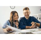 ThinkFun - 76486 - Cold Case: Mord mit Zinsen. Der Krimi im eigenen Heim. Wer findet den Mörder? Ein Rätsel-Spiel für