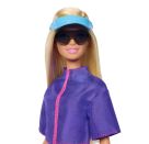 Barbie Outdoor-Abenteuer Modepuppe Malibu mit mehr als 10 Zubehörteilen zum Thema Camping, darunter ein Hündchen