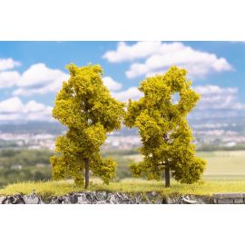 4 Laubbäume, hellgrün