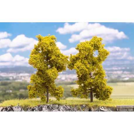 4 Laubbäume, hellgrün