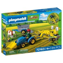 Kleiner Traktor mit Heuschwader