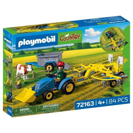 Kleiner Traktor mit Heuschwader