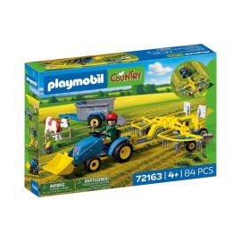 Kleiner Traktor mit Heuschwader