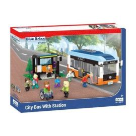 Stadtbus mit Haltestelle mit